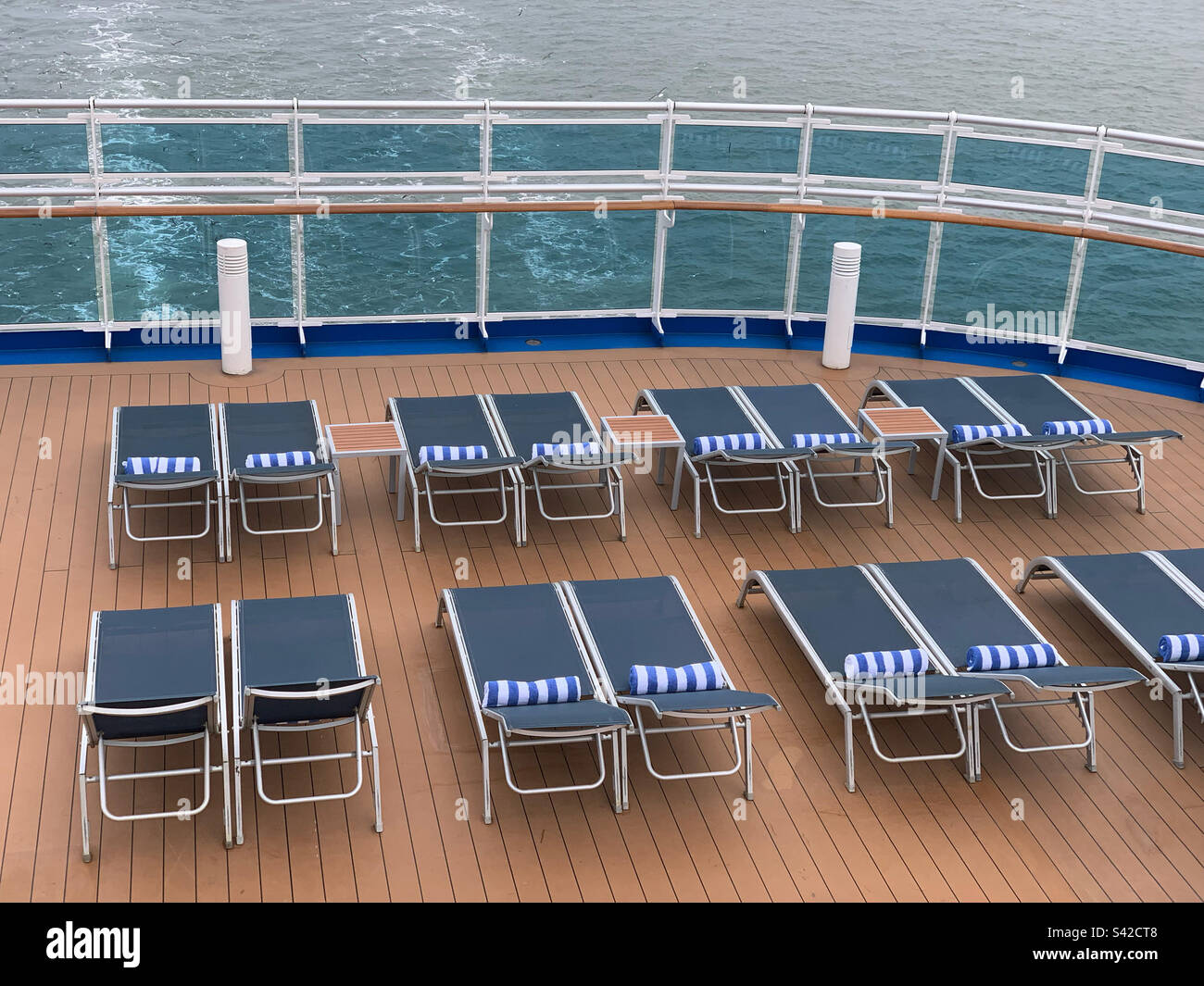 Liegestühle auf einem Kreuzfahrt-Schiff-deck Stockfoto