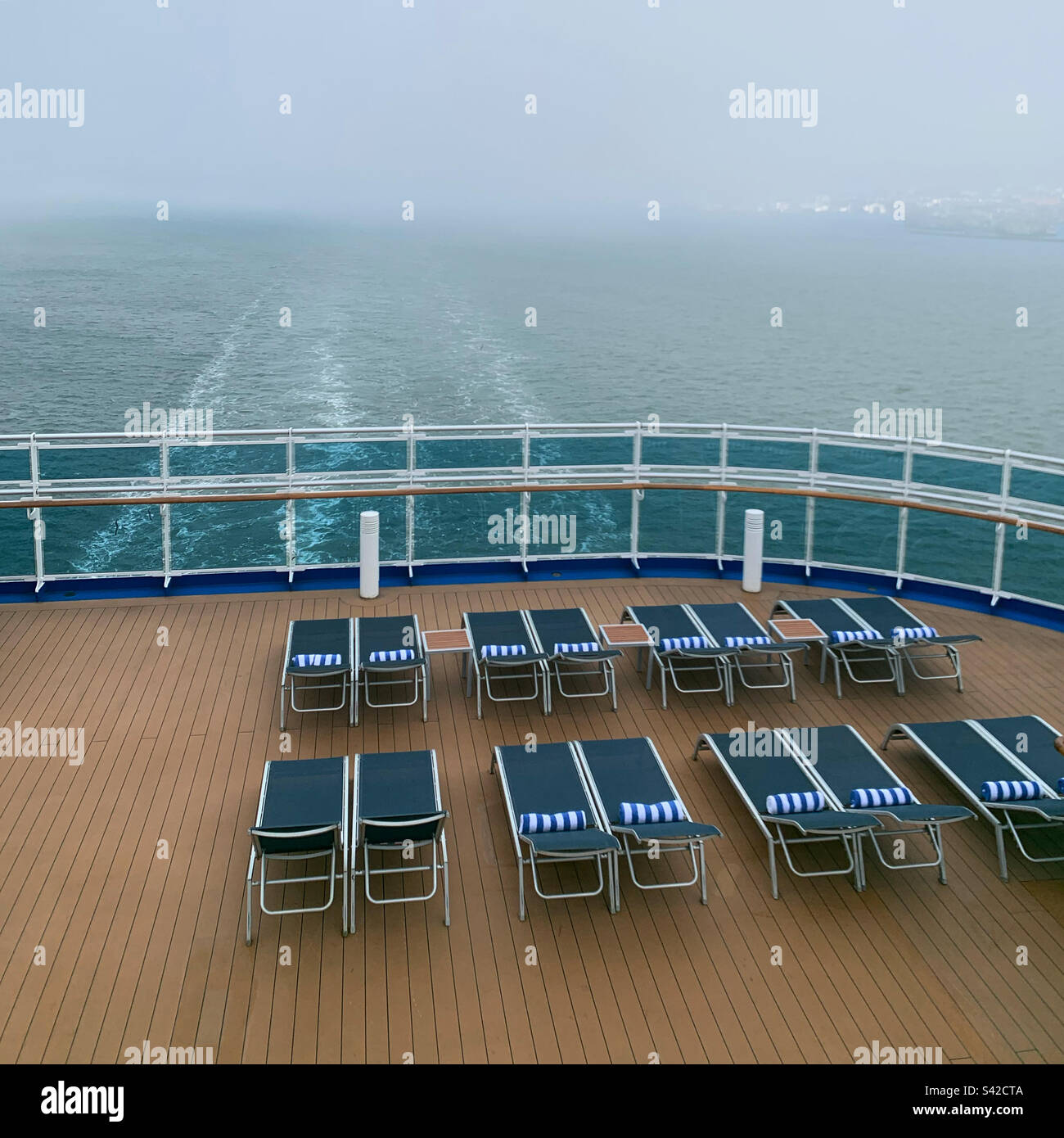 Liegestühle auf einem Kreuzfahrt-Schiff-deck Stockfoto
