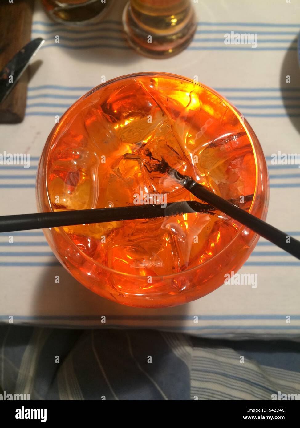 Aperol Spritz Cocktail, Draufsicht - Smartphone-aufgenommenes Stockfoto