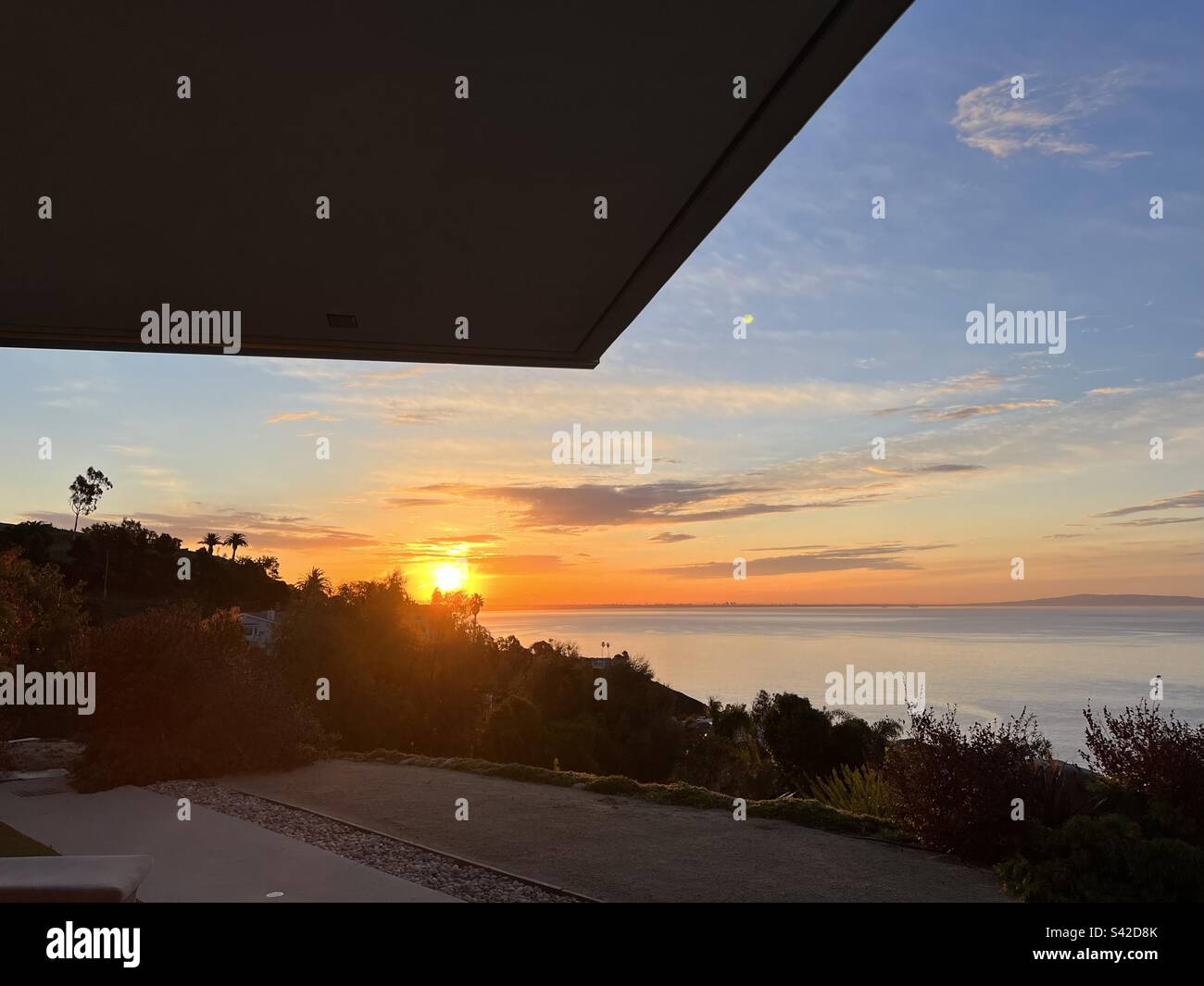 Sonnenaufgang über Santa Monica Bay von einer Malibu Terrasse. Stockfoto