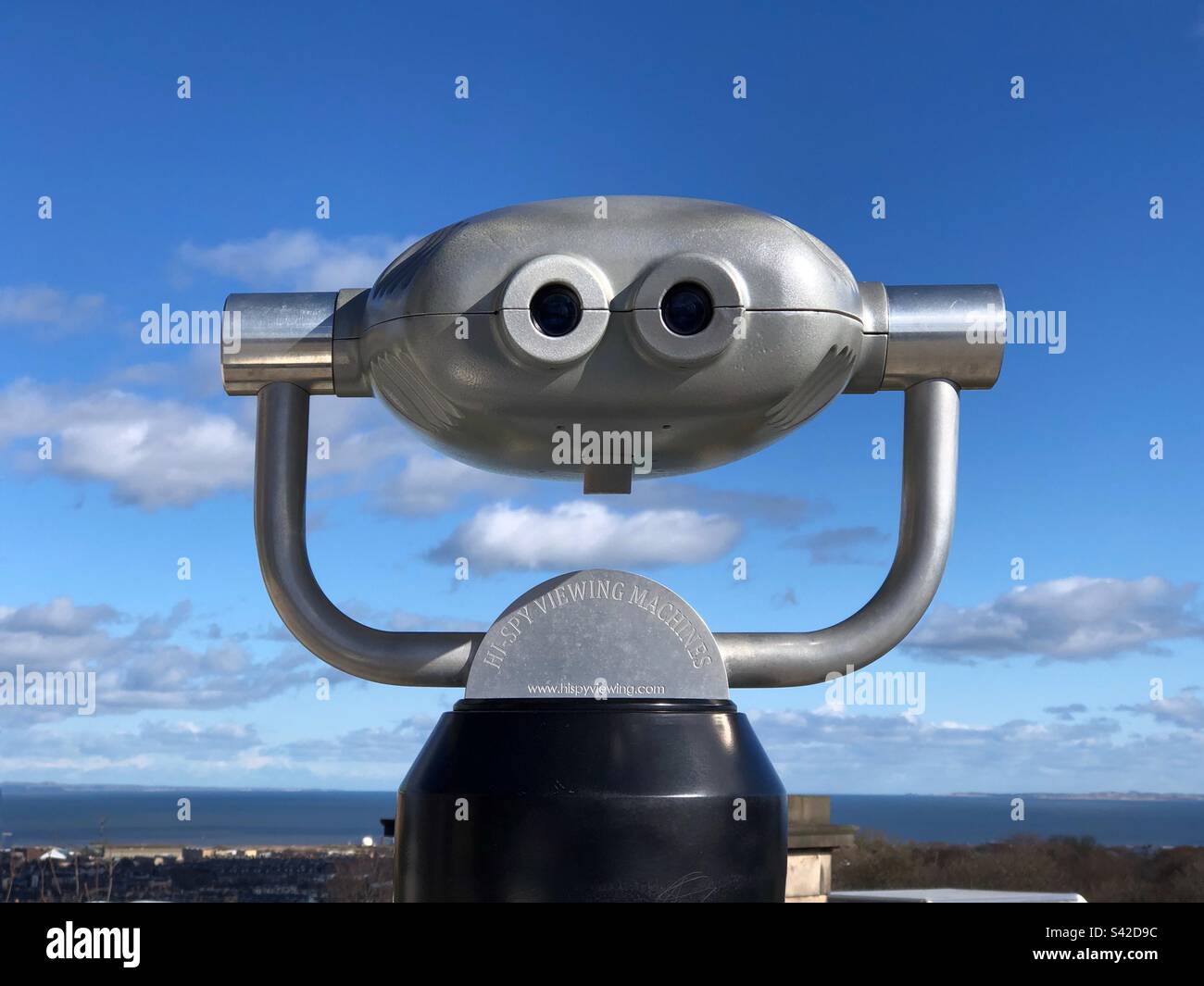 Öffentliche Ferngläser mit Spielautomaten, um die Aussicht auf Calton Hill, Edinburgh, zu bewundern Stockfoto