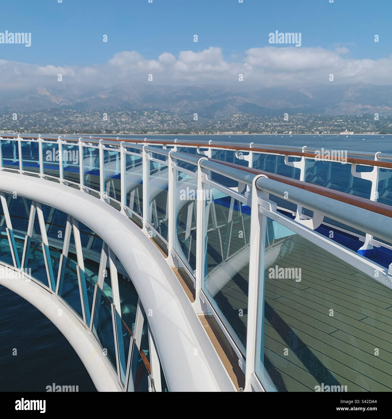 November 2022, der Uferweg auf dem Royal Princess Kreuzfahrtschiff, fotografiert während einer Kreuzfahrt entlang der Küste von Kalifornien, Santa Barbara im Hintergrund Stockfoto