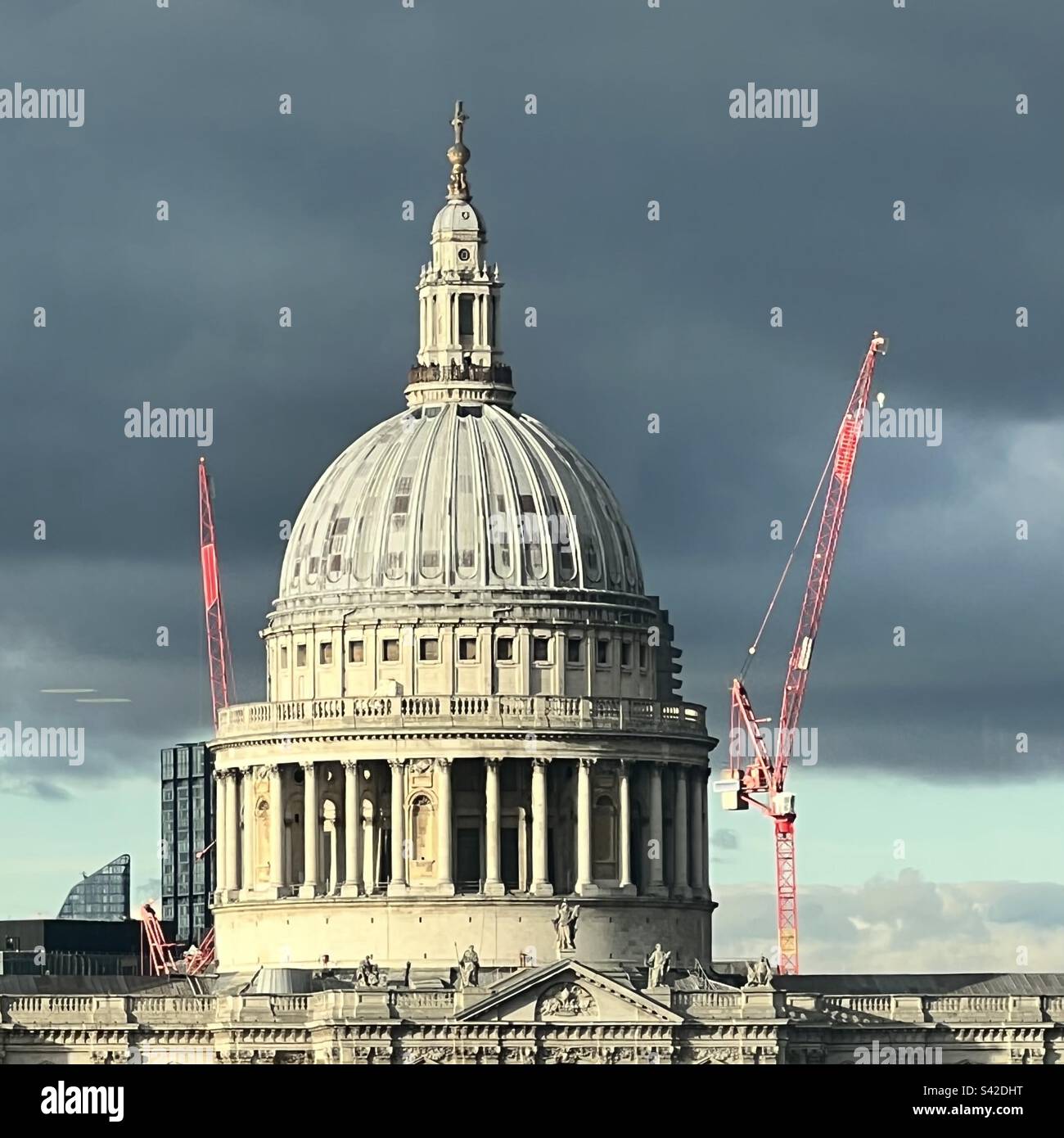 St Paul's Cathedral London mit Kranichen Stockfoto
