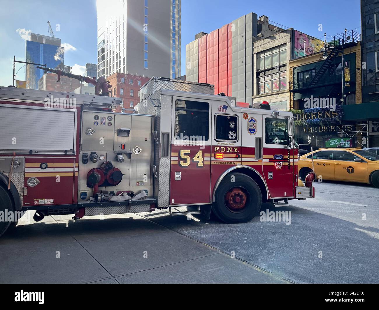 Amerikanischer Feuerwehrauto, der aus einer Feuerwache in New York kommt. Foto wurde im Dezember 2022 in New York aufgenommen Stockfoto