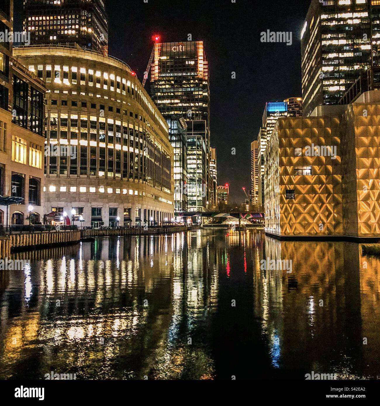 Canary Wharf Gebäude beleuchtet bei Nacht London - Smartphone-aufgenommenes Stockfoto