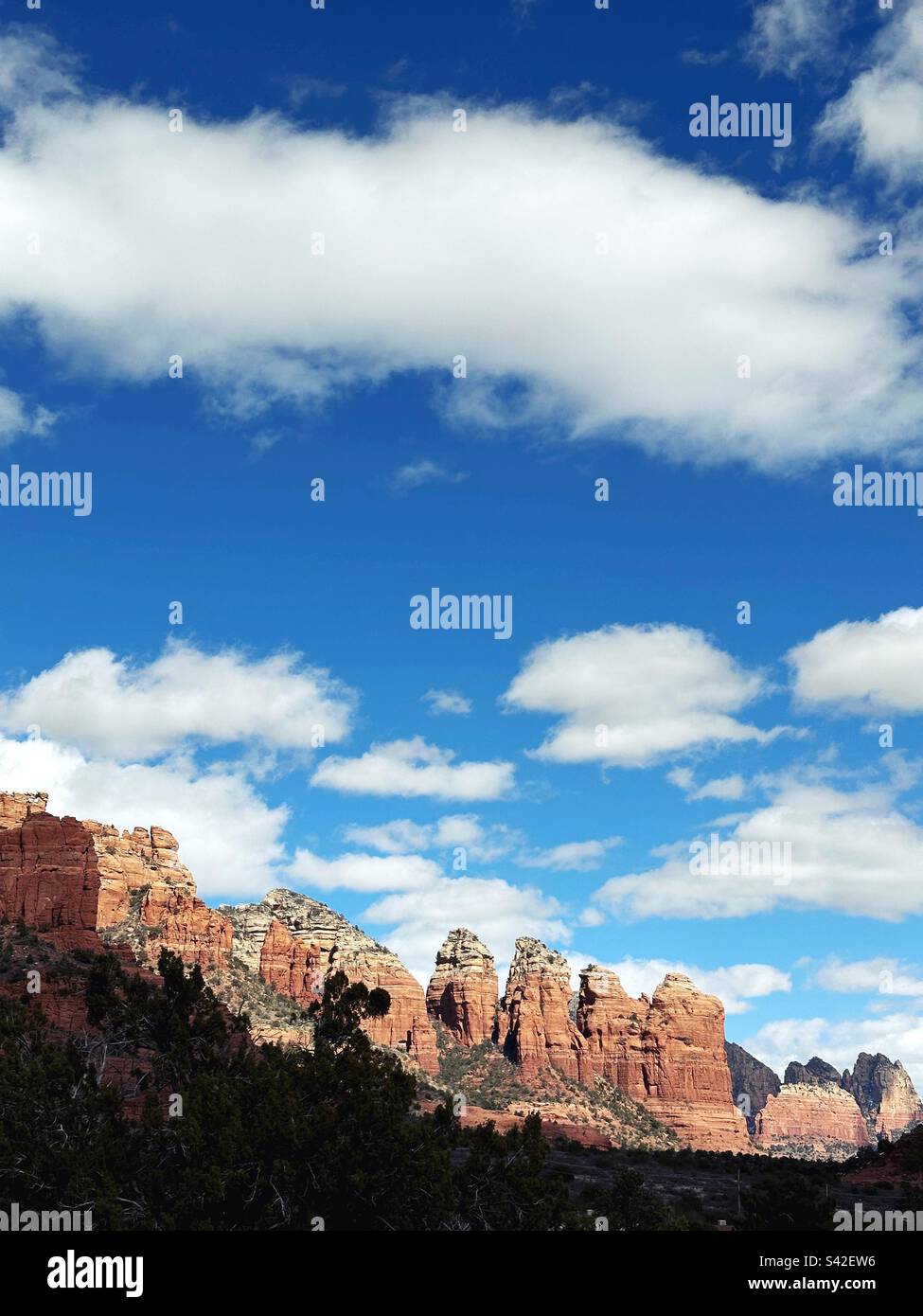 Rote Felsen und blauer Himmel in Sedona, Arizona. Stockfoto