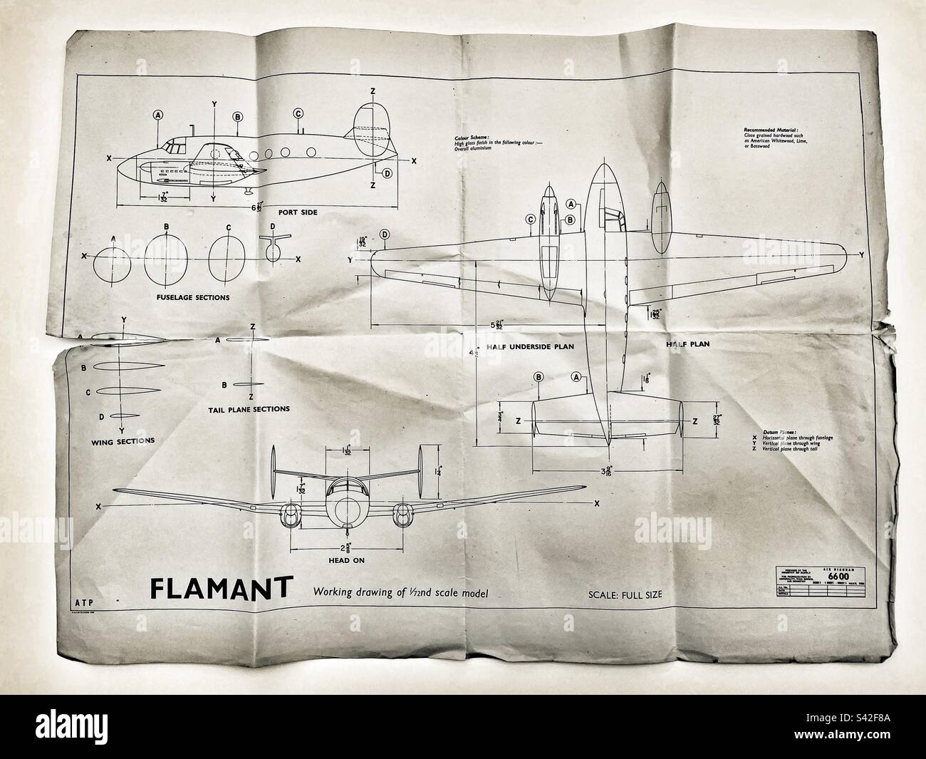 Zeichnungen von Modellflugzeugen im Maßstab Flamant 1/72 - Smartphone-aufgenommenes Stockfoto