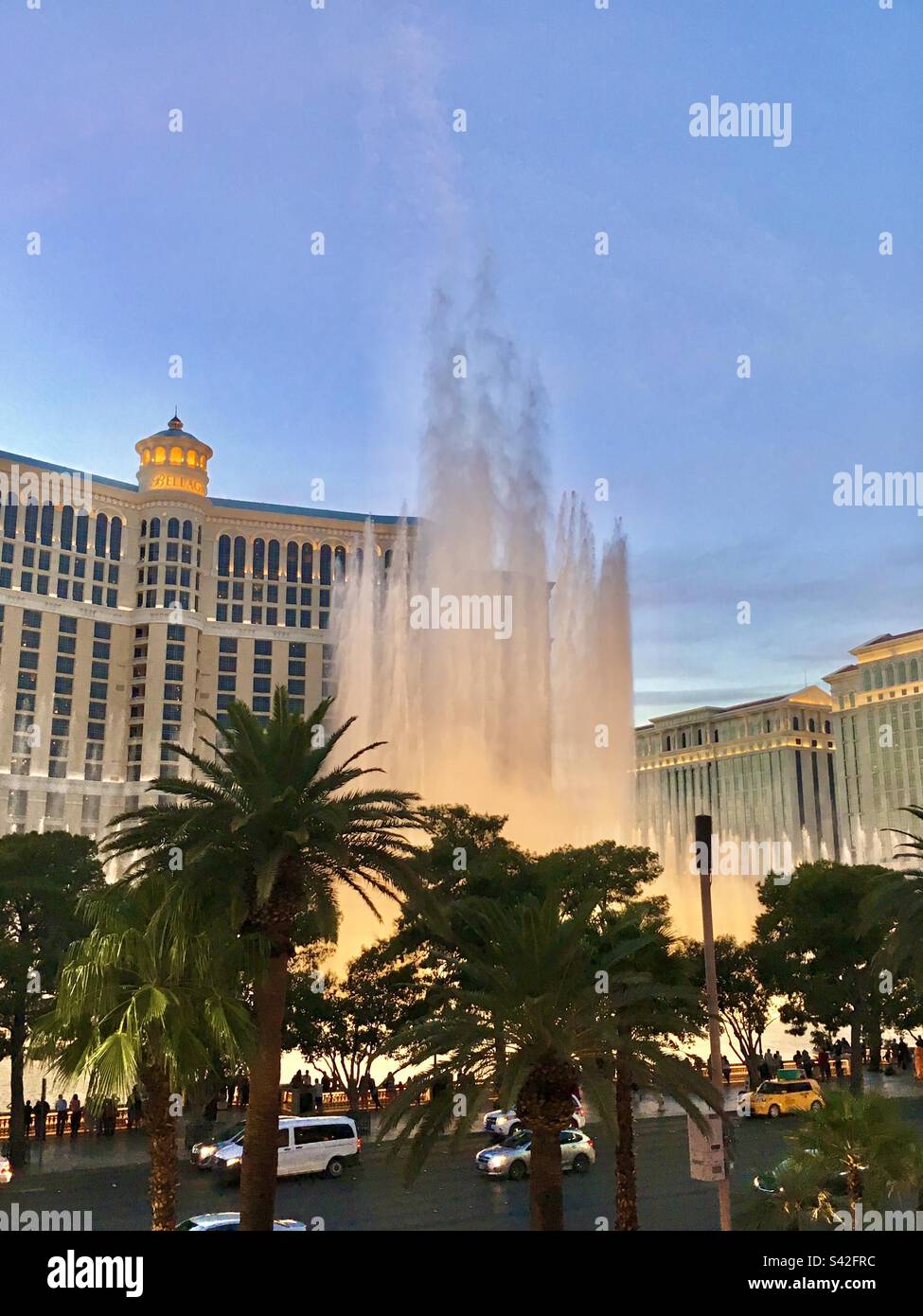 Wasserbrunnen schießen in Richtung Himmel vor dem Hotel in Las Vegas - Smartphone-aufgenommenes Stockfoto