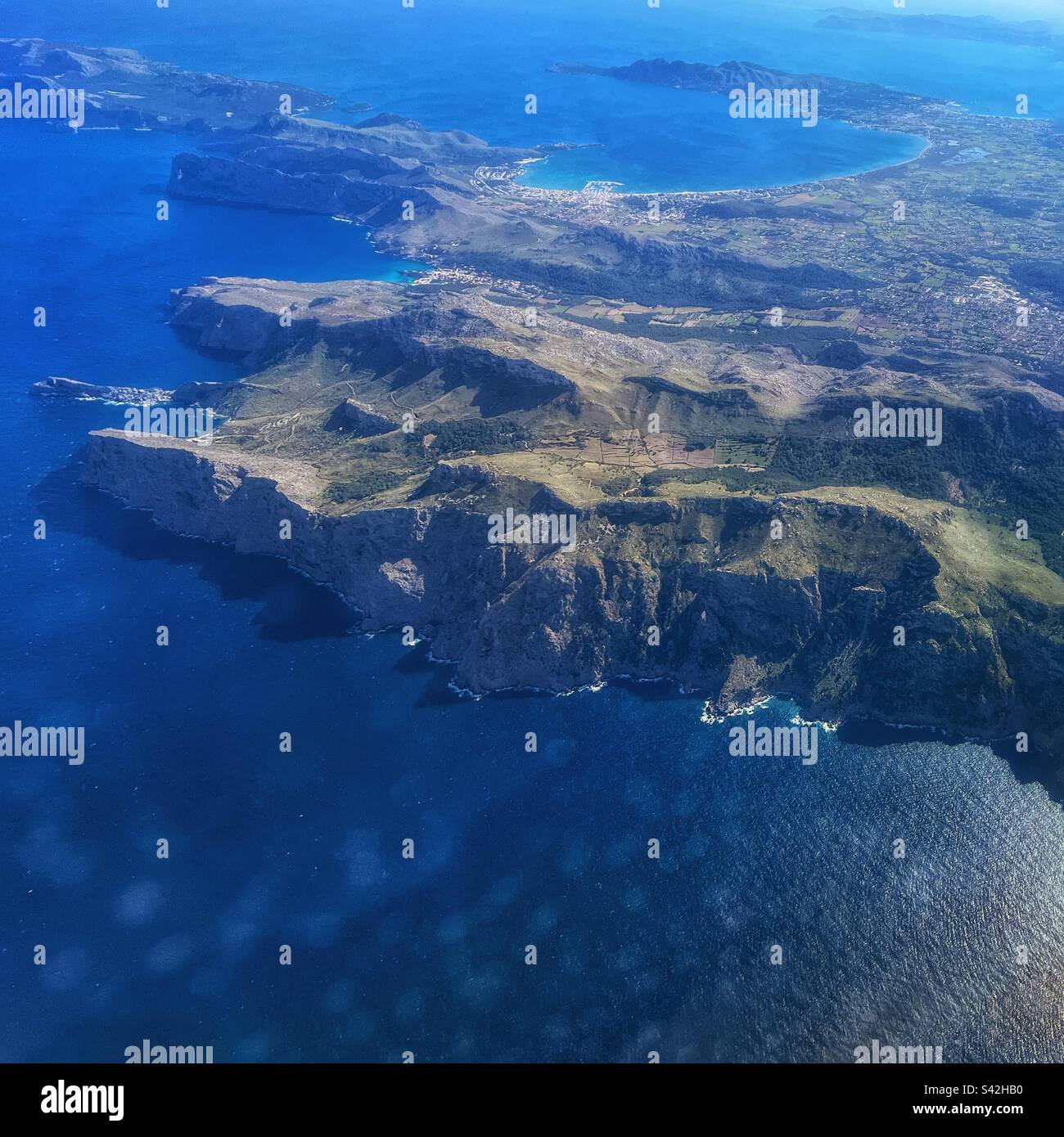 Pollencia aus der Luft, die felsige Landschaft mit den hügeligen Hügeln bis zur Bucht auf Mallorca, Balearen, Spanien Stockfoto