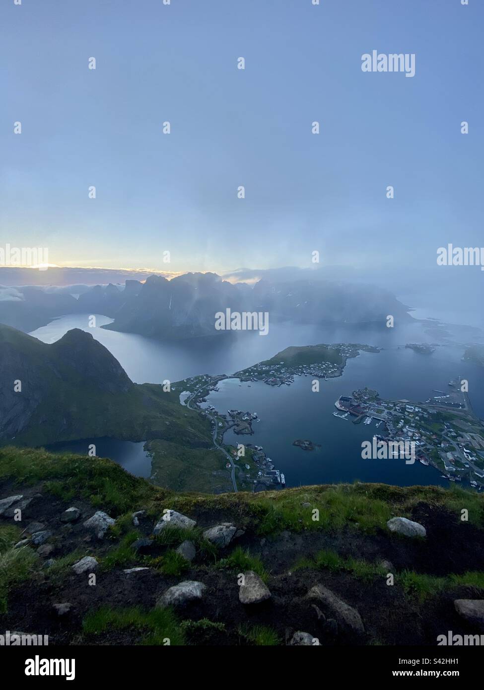 Blick von der Wanderung nach Reinebringen in der Sommernacht. Es gibt auch etwas Nebel auf den Bergen. Stockfoto