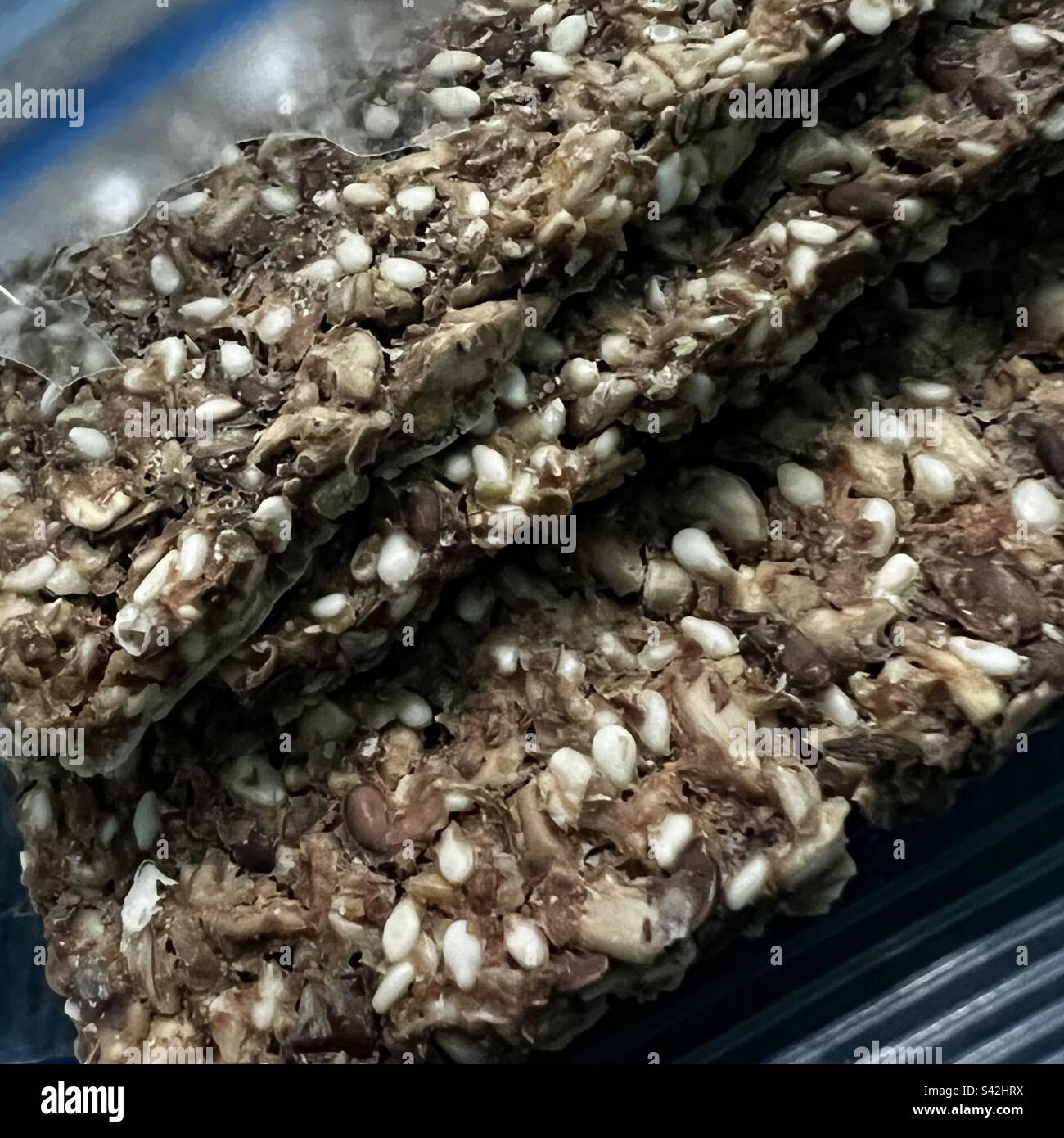 Nahrhaftes Vollkorn-Knäckebrot im Beutel für Snacks für unterwegs Stockfoto