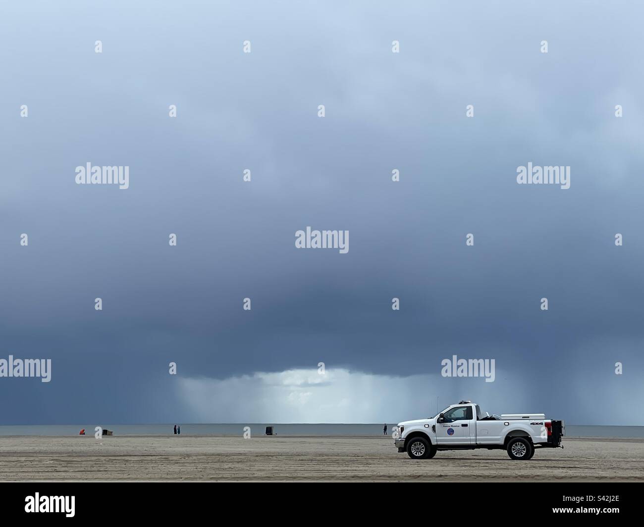 Regenwolken über dem Strand Stockfoto