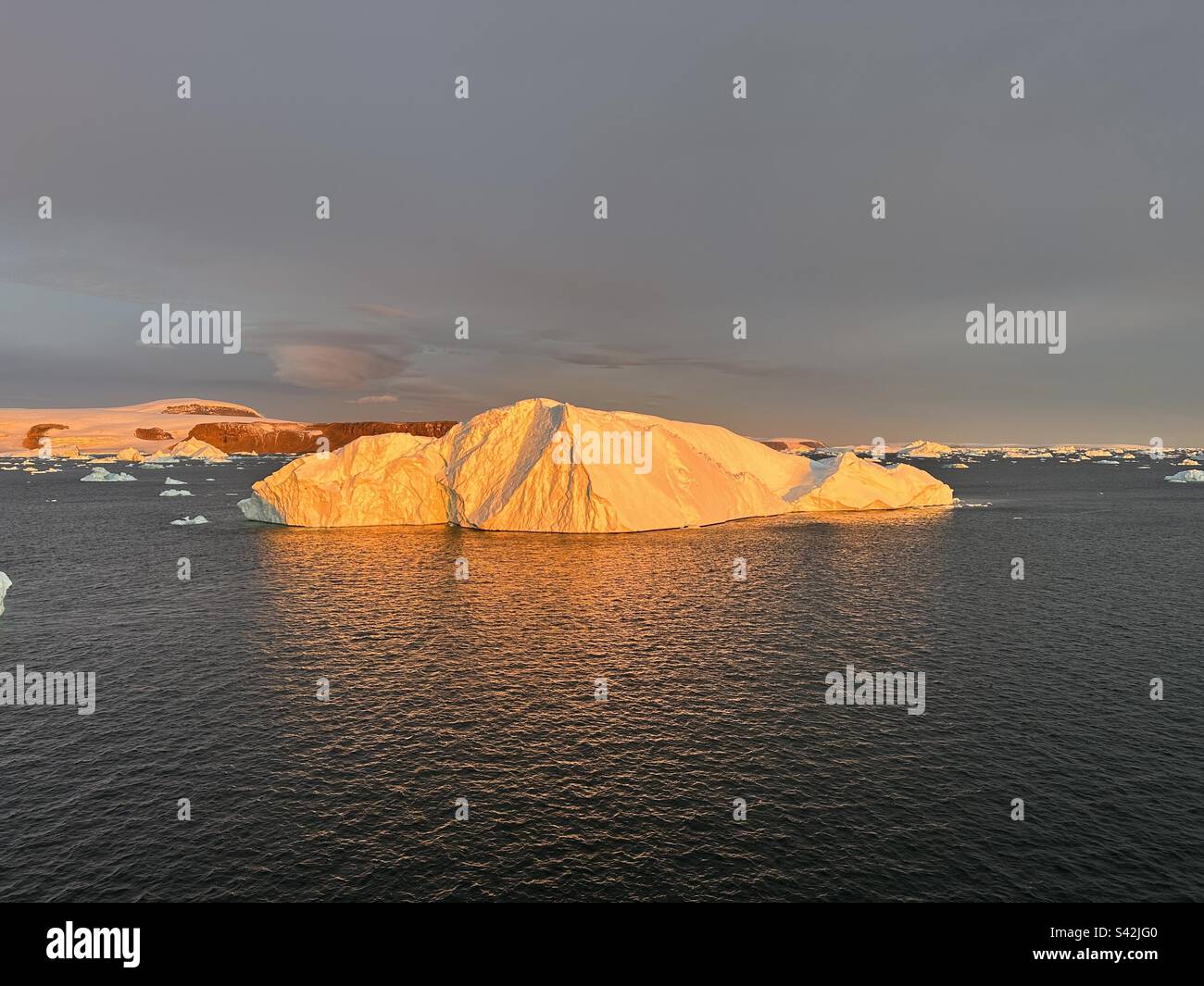 Eisberg in der Antarktis bei Sonnenuntergang Stockfoto