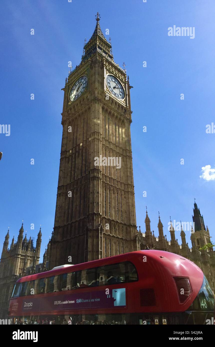 Elizabeth Tower, Big Ben und ein Londoner Bus Stockfoto
