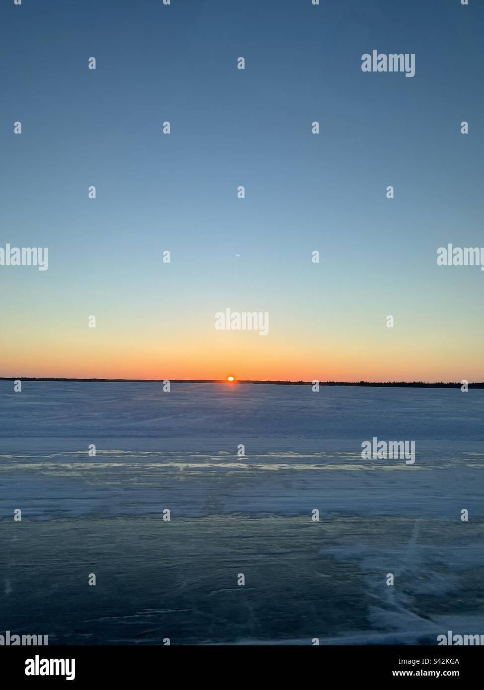 Sonnenuntergang auf der Eisstraße in den Nordwest-Territorien Stockfoto