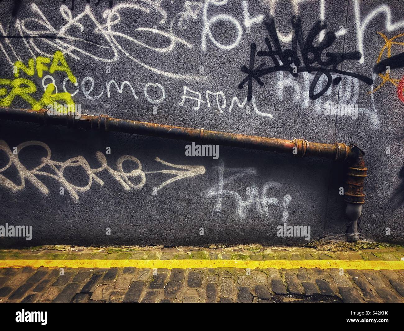 Städtische Graffiti-Mauer in der Gasse Stockfoto