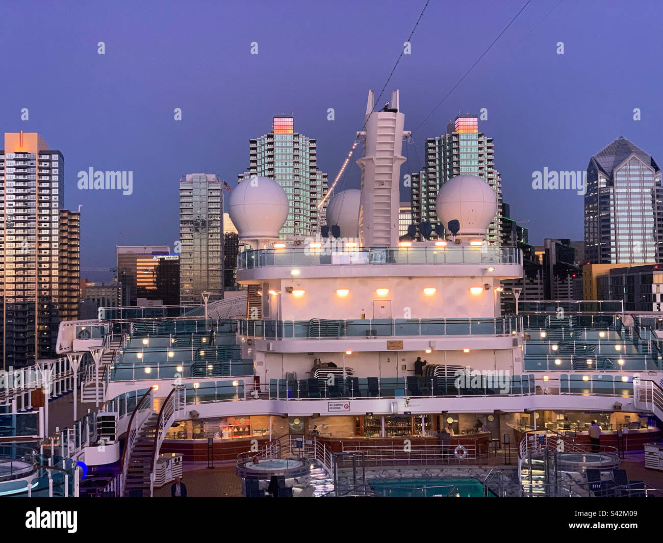 November 2022, auf dem Deck der Königlichen Prinzessin am Ende eines Tages in San Diego, Kalifornien, USA - Smartphone-aufgenommenes Stockfoto