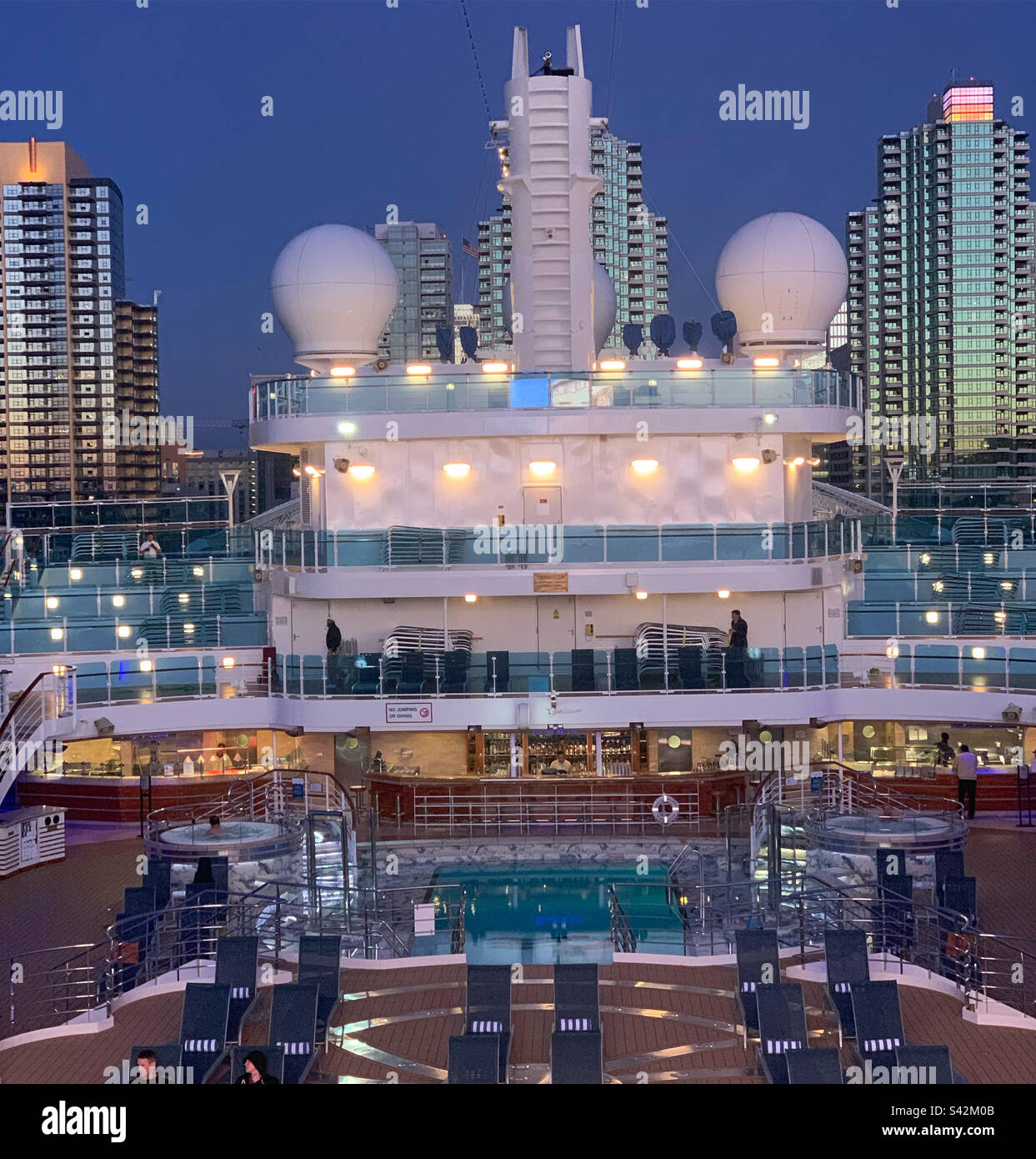 November 2022, auf der Königlichen Prinzessin am Ende eines Tages im Hafen, San Diego, Kalifornien, USA - Smartphone-aufgenommenes Stockfoto