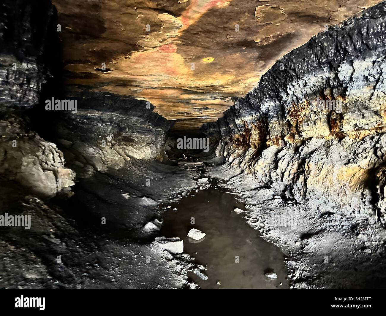 Spazieren in einer ehemaligen Bergbauhöhle Stockfoto