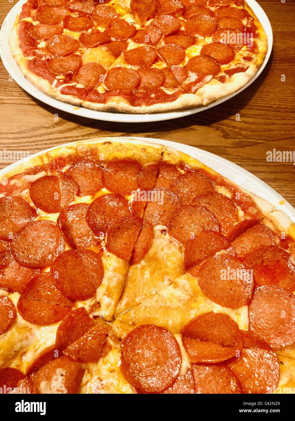 Zwei große, farbenfrohe Peperoni-Pizza Stockfoto