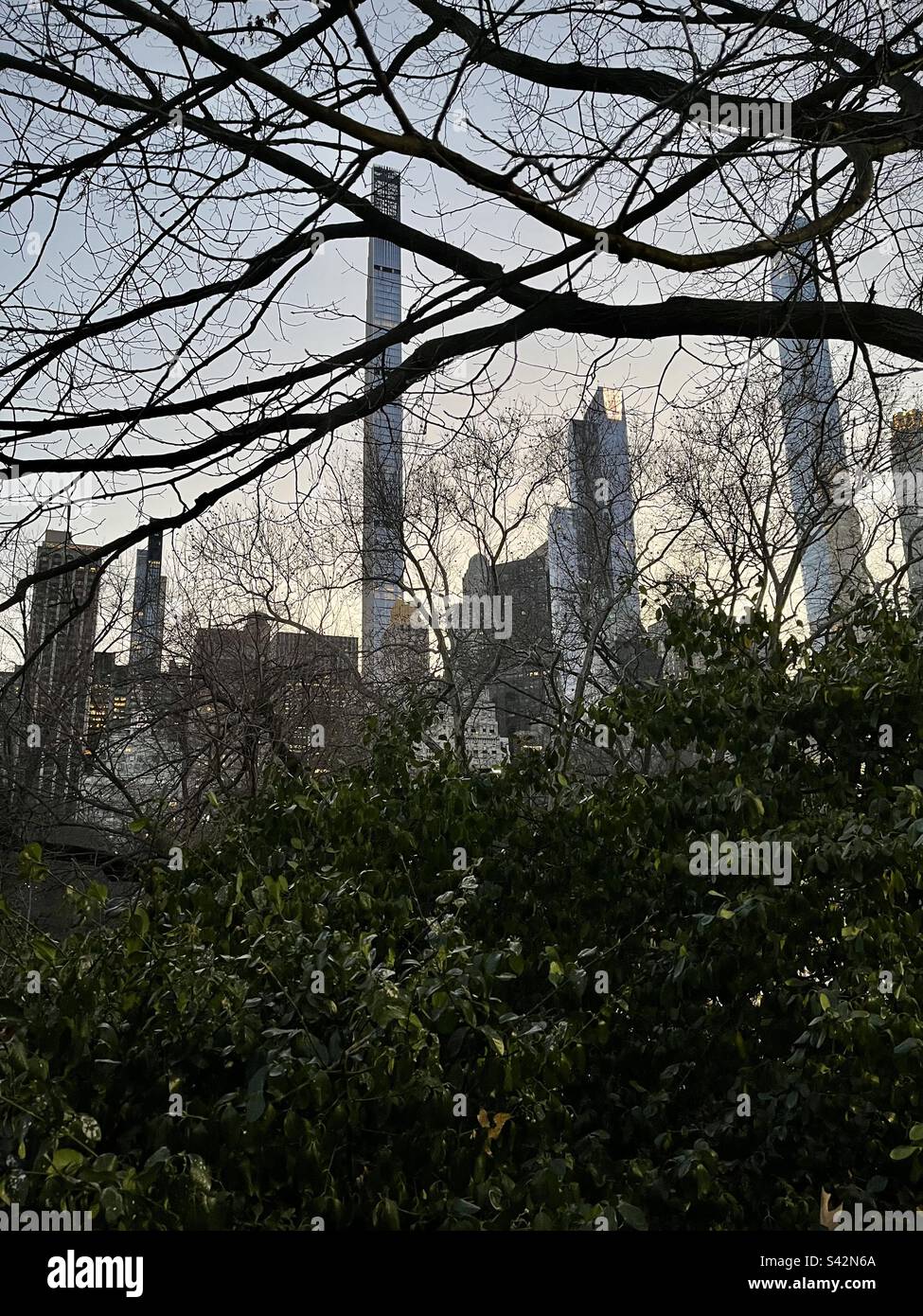 Blick auf New Yorker Gebäude vom Central Park. Foto wurde im Dezember 2022 in New York aufgenommen Stockfoto