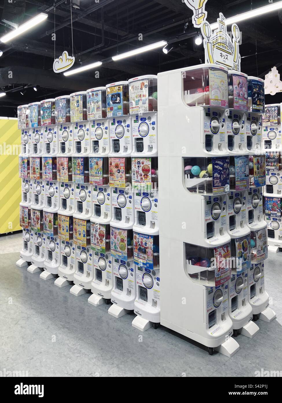 Gashapon-Maschinen im neu eröffneten Gashapon Department Store Ikebukuro, Tokio, Japan, dem weltweit größten Gashapon-Kaufhaus in Sunshine City, mit 3000 Kapselspielzeugmaschinen. Stockfoto