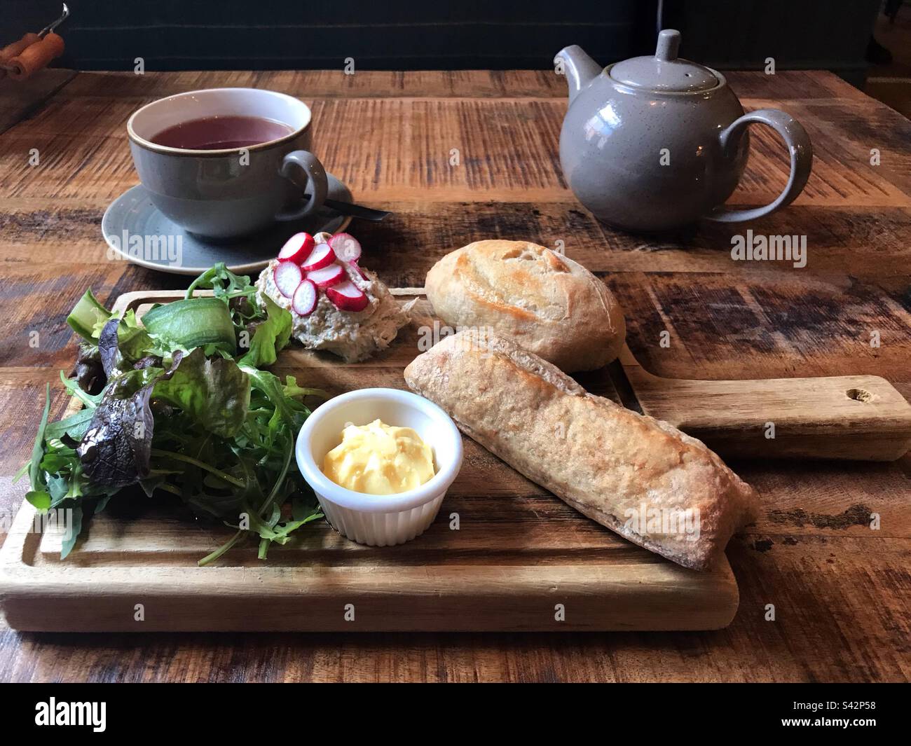 Makrelenpastete und heißes Brot mit Salat und einer Kanne Tee - Smartphone-aufgenommenes Stockfoto