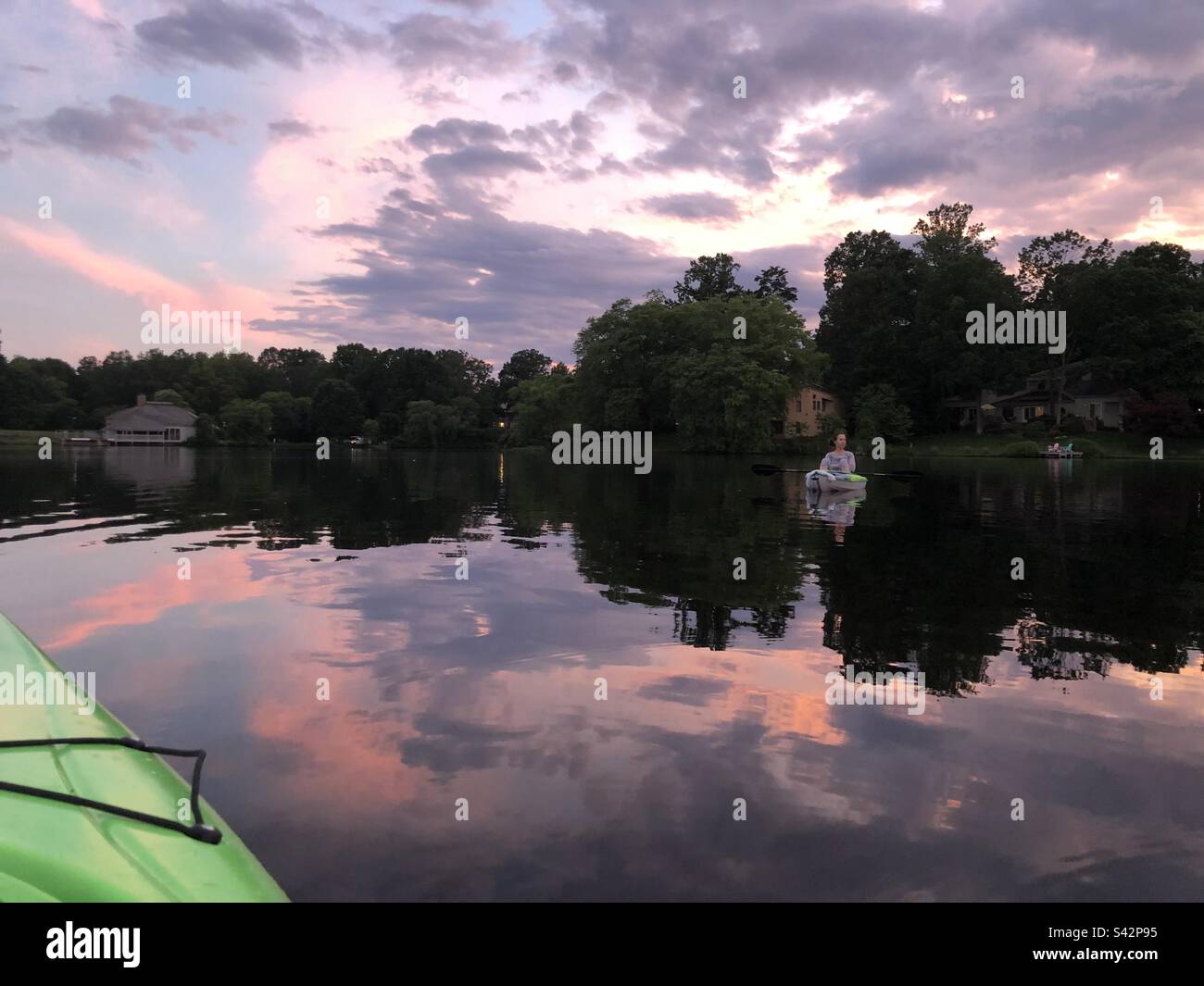 Kajak bei Sonnenuntergang und Reflexion auf dem Lake Newport. Stockfoto