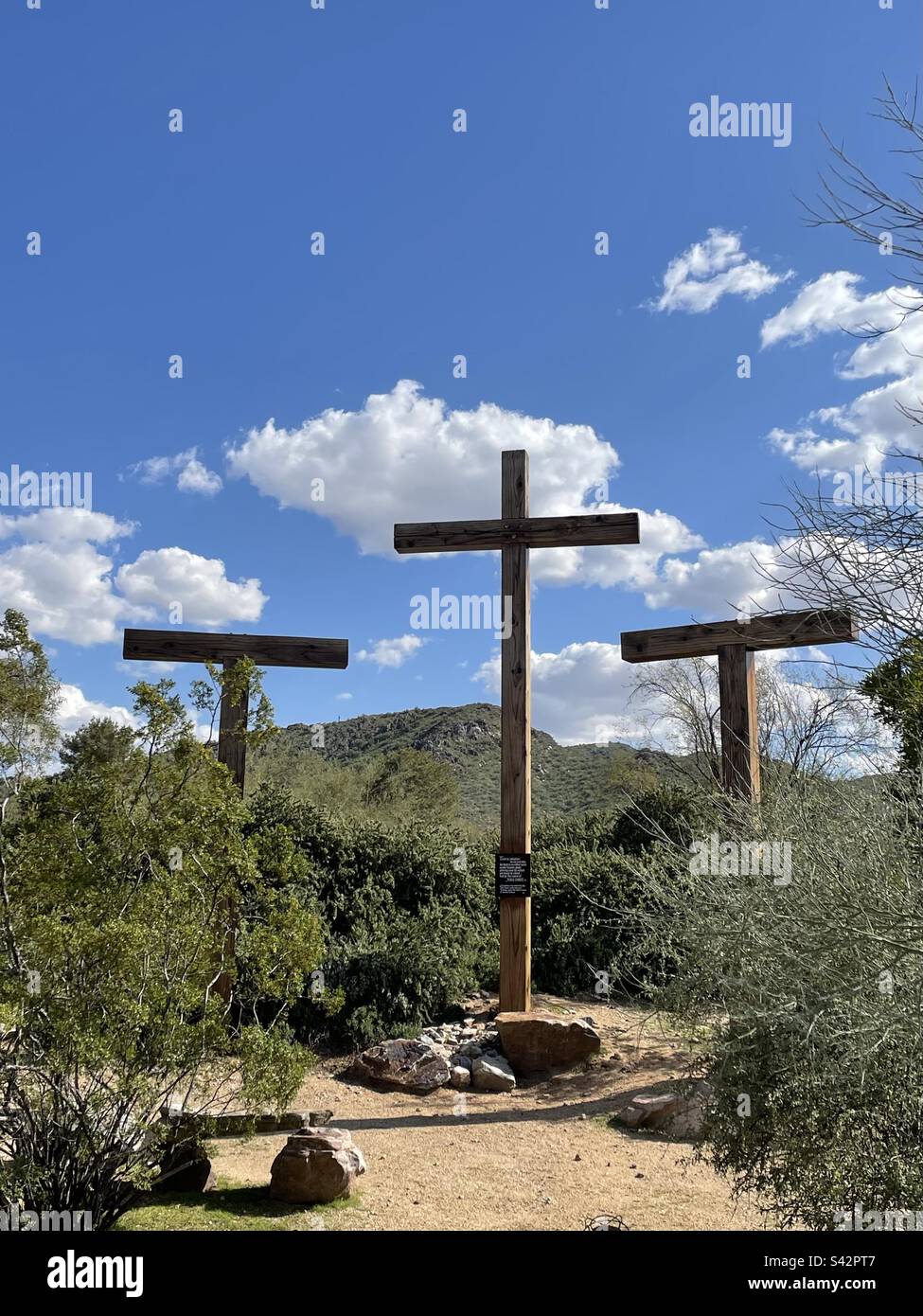 Drei Kreuze, Silhouette, Gartenweg, palo verde, hellblauer Himmel, Flauschige Wolken, Bergkulisse, Canaan in the Desert, Phoenix, Arizona Stockfoto