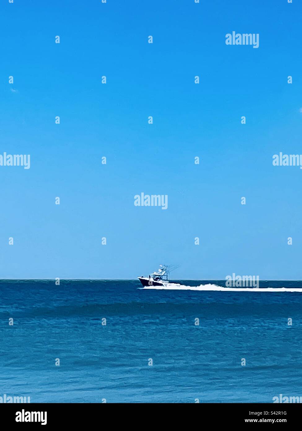 Sportfischerboot auf dem Pazifik Stockfoto