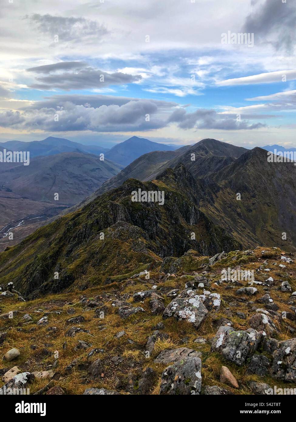 Blick nach Westen über den Aonach Eagach Ridge von Meall Dearg Stockfoto