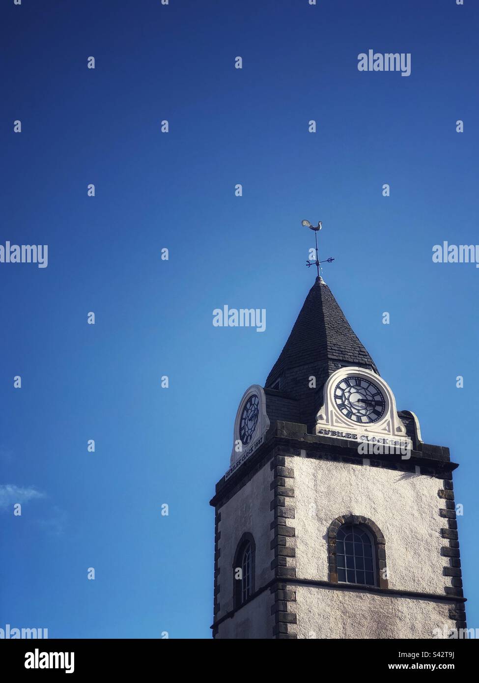 Tolbooth mit goldener Jubiläumsuhr 1887, historisches Gebäude in South Queensferry, Schottland - Smartphone-aufgenommenes Stockfoto