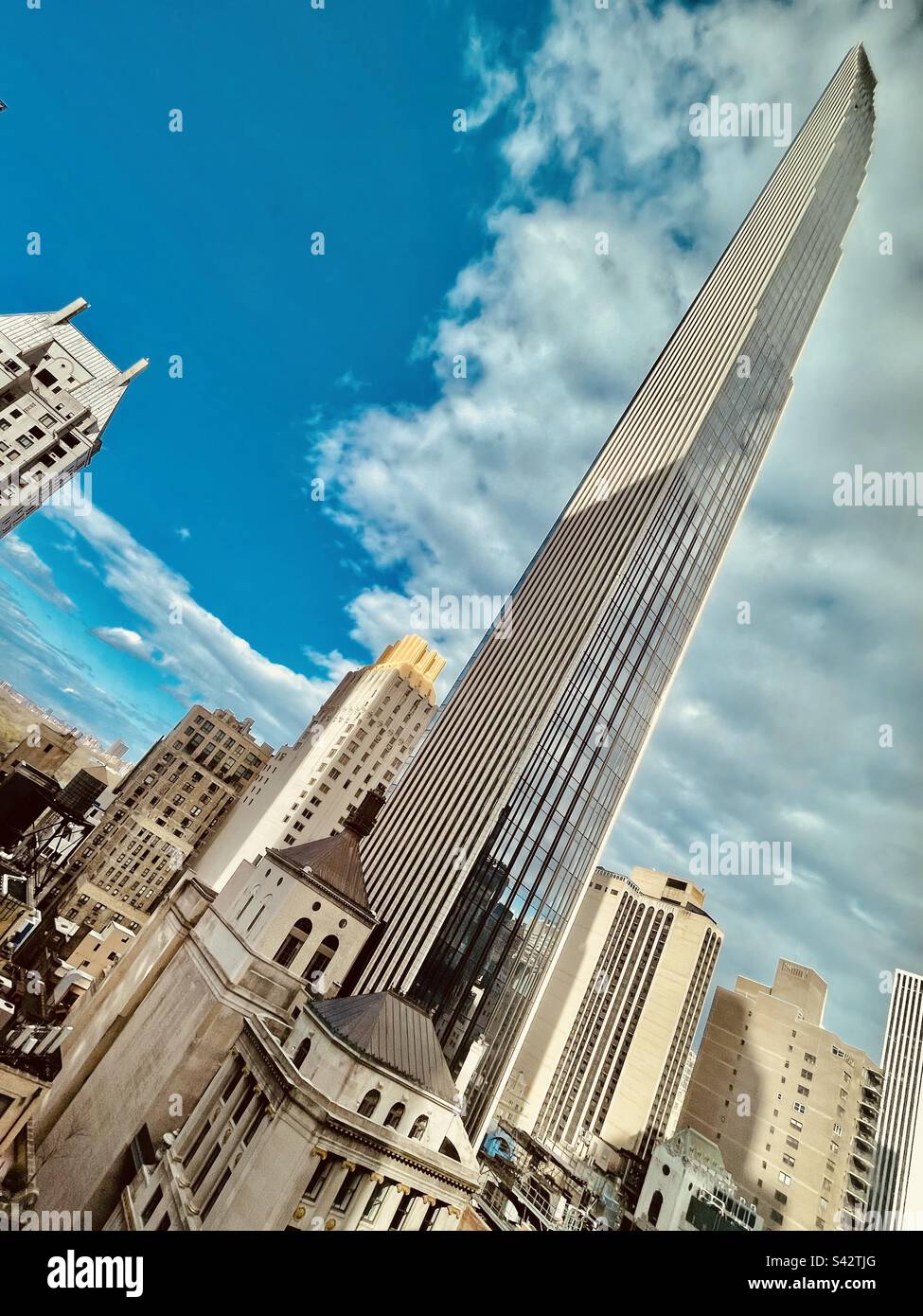 Malerischer Blick auf einen Wolkenkratzer in New York City. Urbanes Stadtbild mit dynamischer Zusammensetzung. Stockfoto