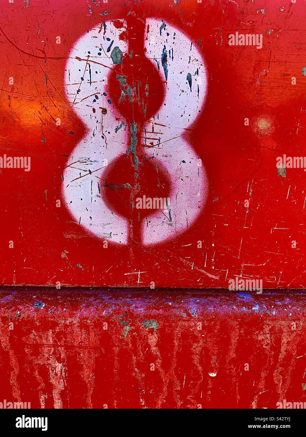 Weiße Zahl 8 auf rot gestreiftem Hintergrund mit Kopierbereich - Smartphone-aufgenommenes Stockfoto