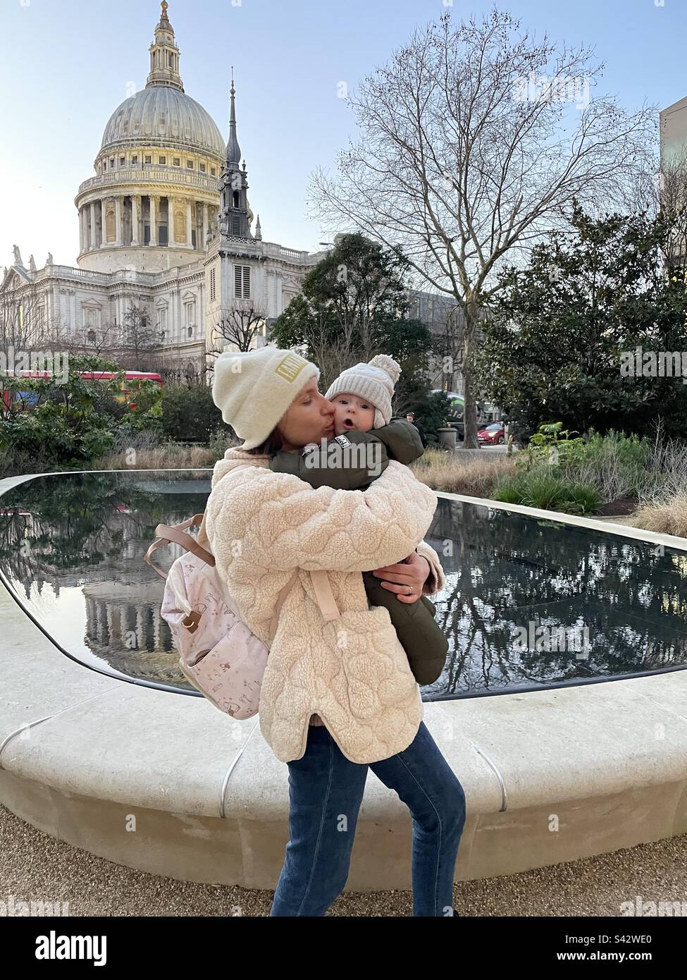 Mutter und Kind - Smartphone-aufgenommenes Stockfoto