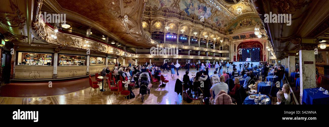 Das Innere des Ballsaals des Blackpool Tower zeigt Frank Matchams prächtige Einrichtung und eine überfüllte Tanzfläche. Stockfoto