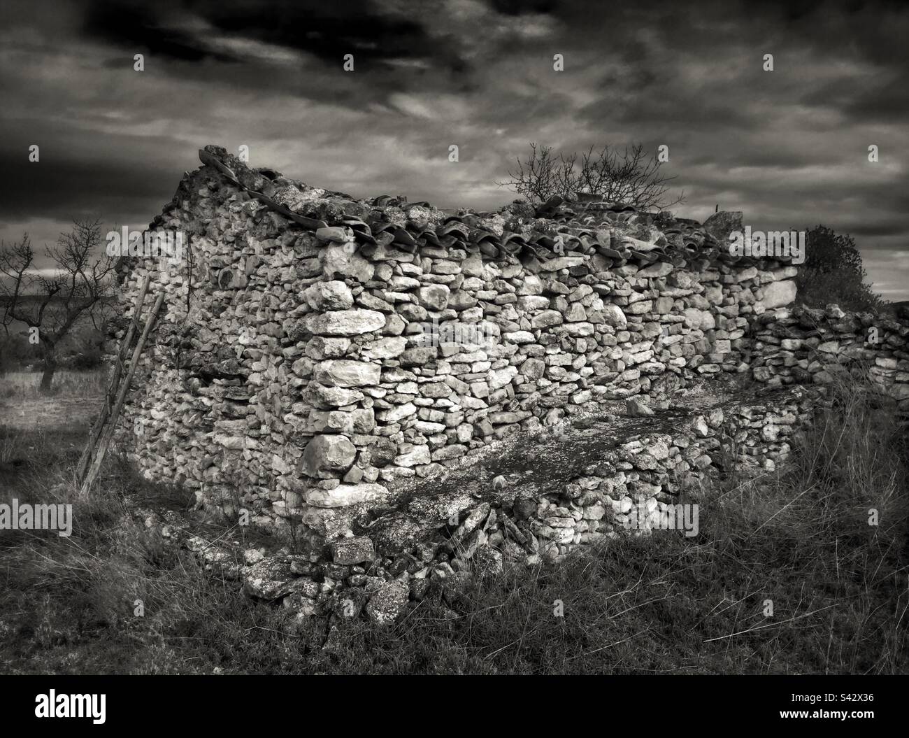 Ruiniertes Landwirtschaftsgebäude, Katalonien, Spanien. Stockfoto