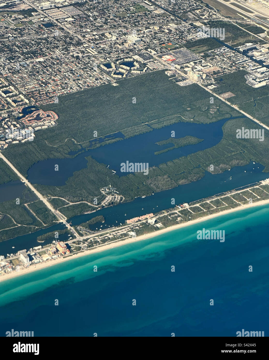 Januar 2023, Küstenblick von einem Flugzeug, das über Broward County auf dem Weg nach Miami, Florida, USA absteigt Stockfoto