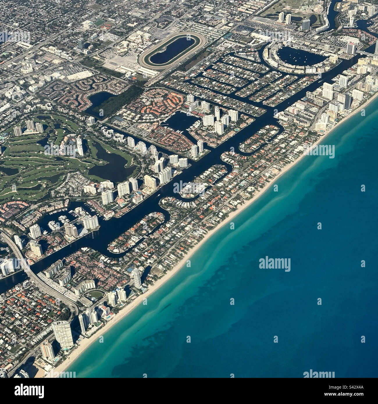 Januar 2023, Küstenblick von einem Flugzeug über Miami-Dade County, auf dem Weg nach Miami, Florida, USA Stockfoto