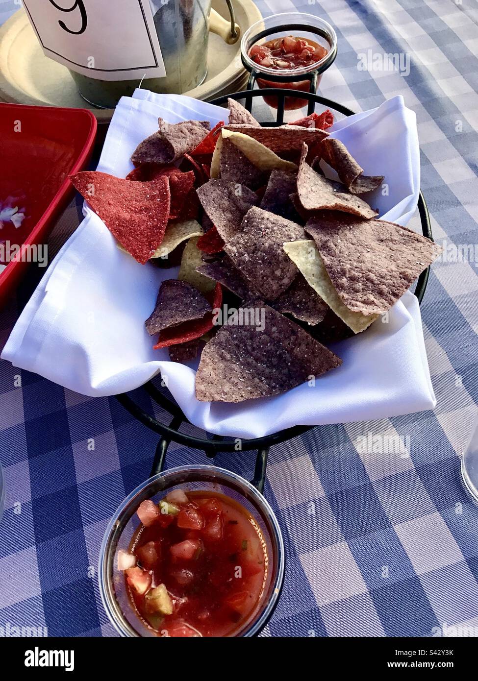 Rot-weiße und blaue Tortilla Chips und Salsa Stockfoto