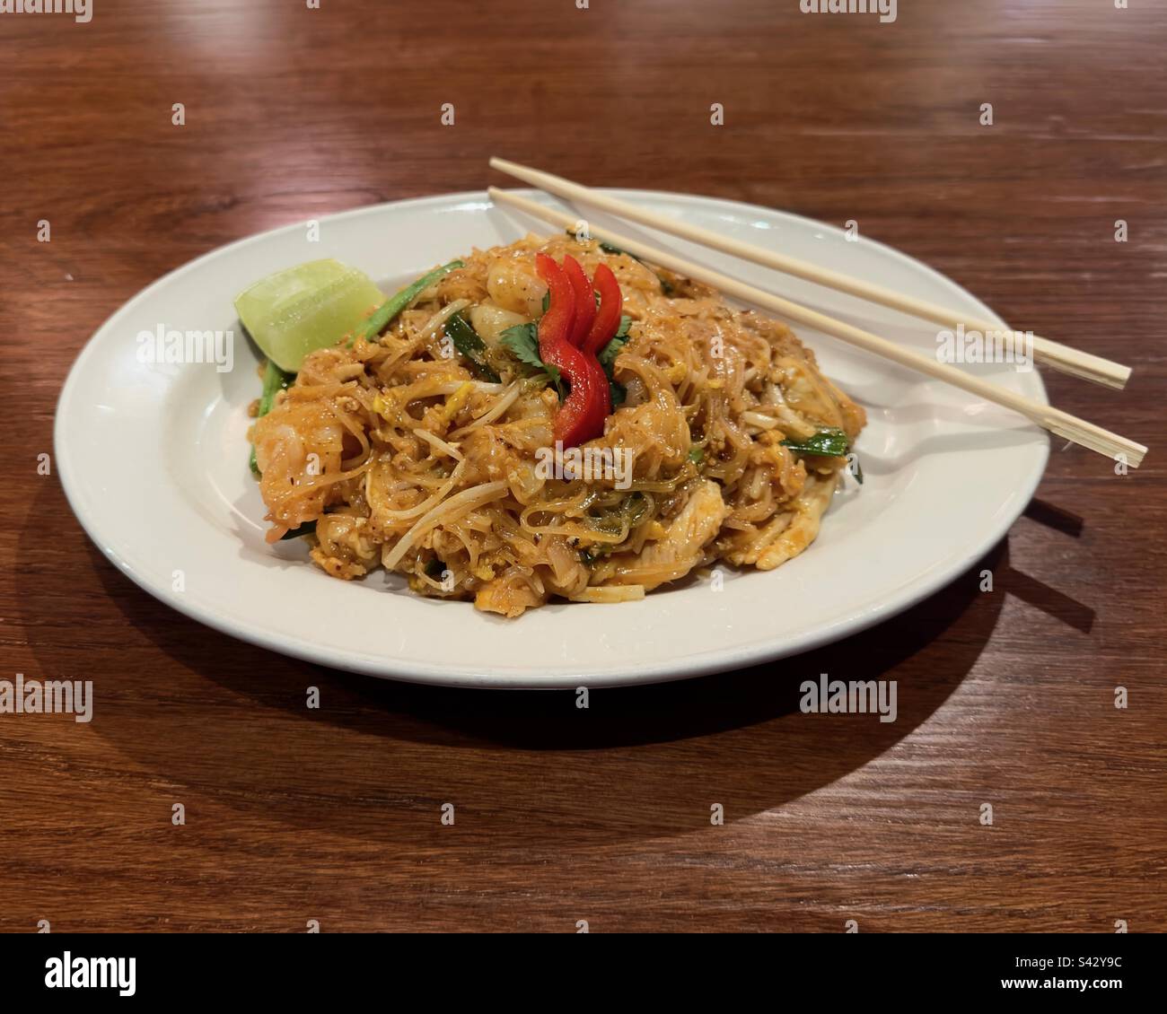 Pad Thai mit Limette und Stäbchen Stockfoto