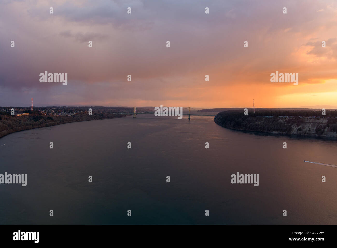 Luftaufnahme der Tacoma Narrows Bridge bei Sonnenuntergang - Smartphone-aufgenommenes Stockfoto