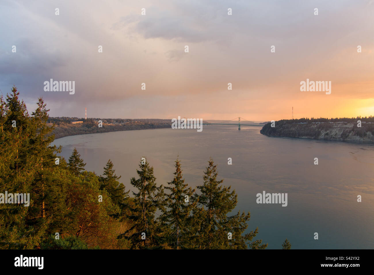 Die Tacoma Narrows Bridge in der Dämmerung - Smartphone-aufgenommenes Stockfoto