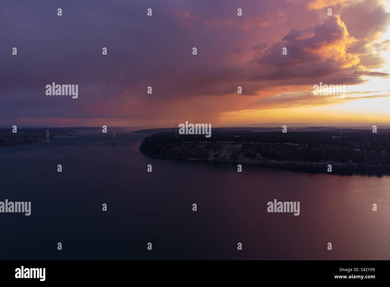 Luftaufnahme der Tacoma Narrows Bridge und dramatischer Himmel bei Sonnenuntergang - Smartphone-aufgenommenes Stockfoto