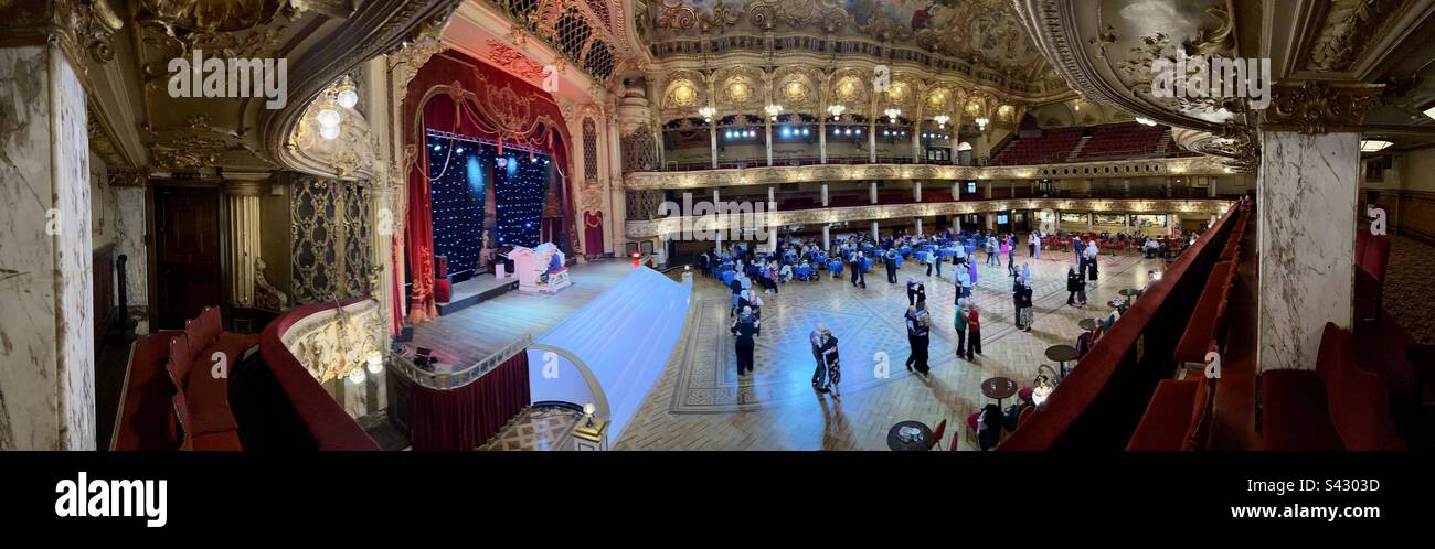 Panoramablick auf Frank Matchams Innere des Blackpool Tower, Ballsaal - Smartphone-aufgenommenes Stockfoto