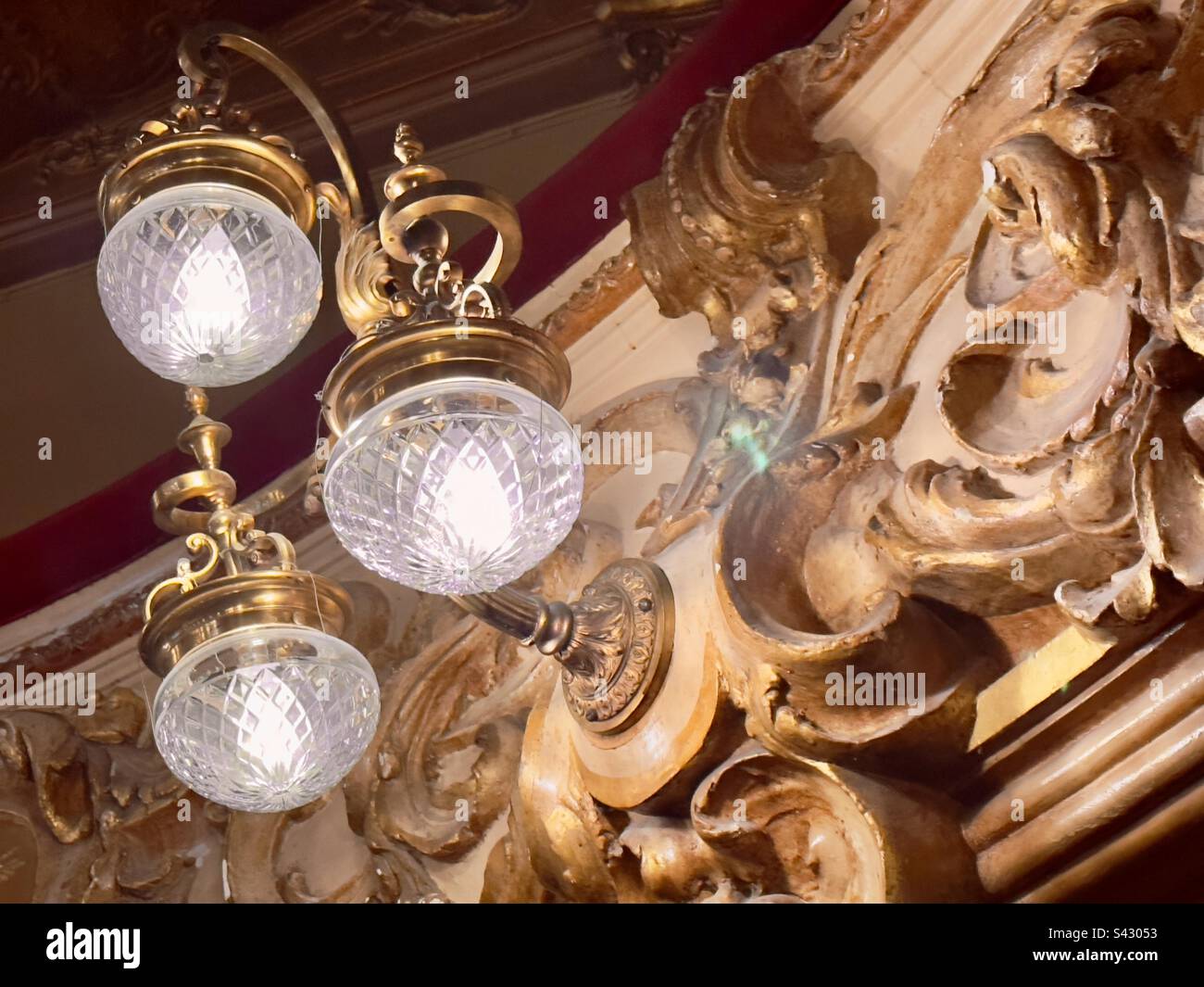 Ein Detail von Frank Matchams kunstvoll verzierten Gipsarbeiten im Tower Ballroom in Blackpool - Smartphone-aufgenommenes Stockfoto