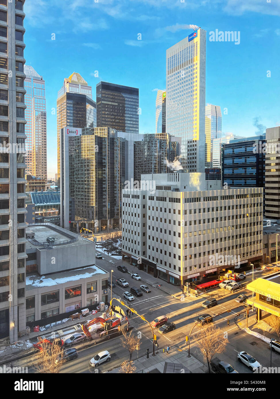 Die Wolkenkratzer und der Verkehr im Zentrum von Calgary tauchten im goldenen Licht des Sonnenaufgangs auf. Stockfoto