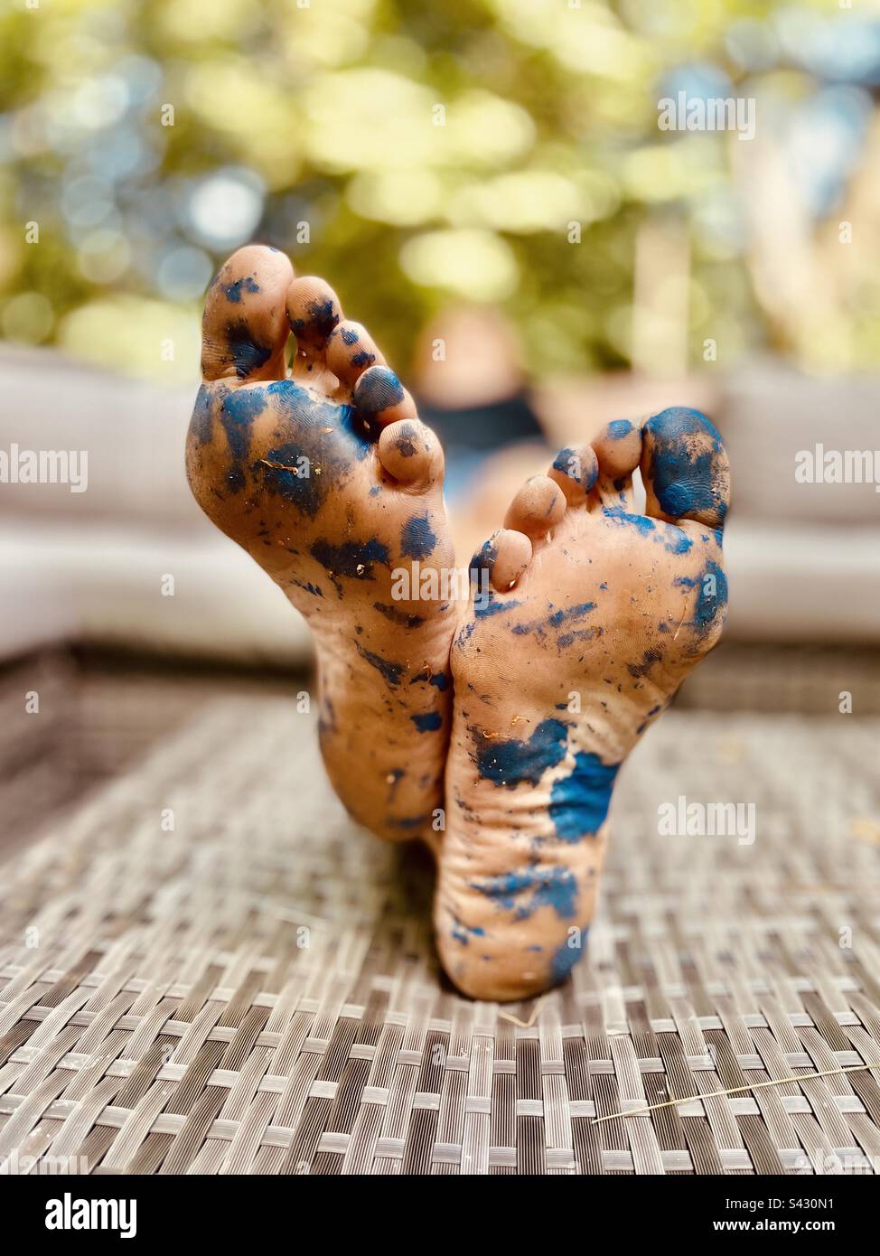 Barefoot Paint Project, hat am Ende blau bemalte Füße. Freiform, natürlicher Zustand. Stockfoto