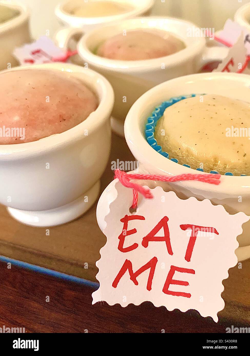 Alice-im-Wunderland-Cupcakes Stockfoto