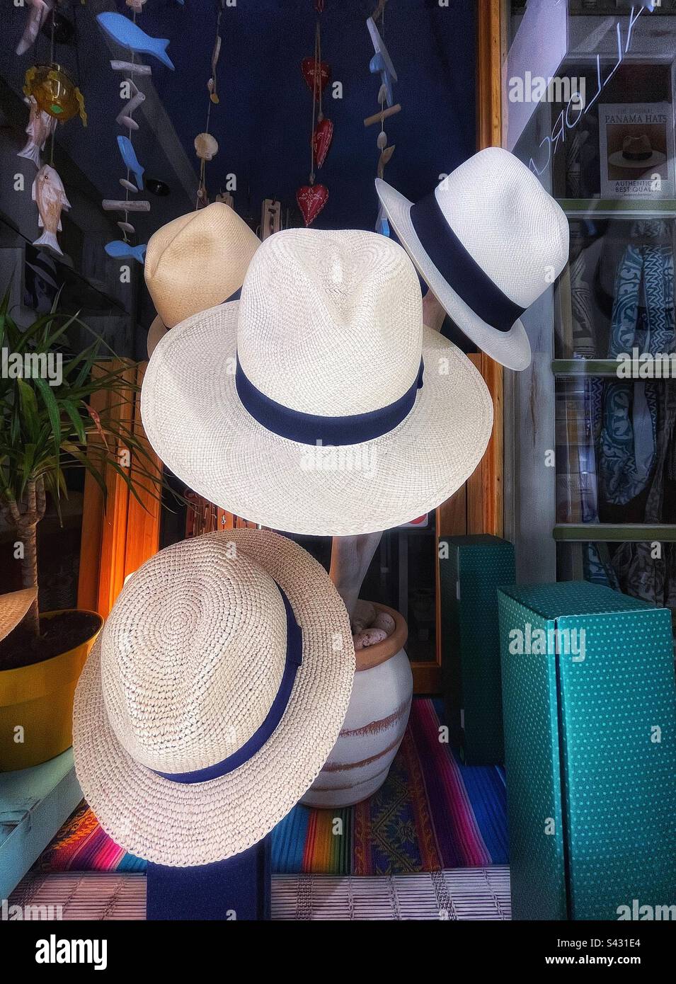 Panamahüte in einem Schaufenster - Smartphone-aufgenommenes Stockfoto
